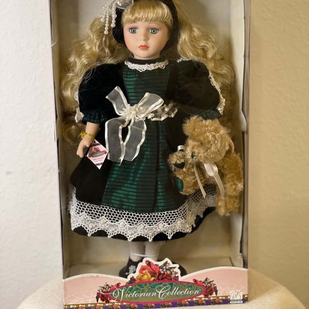 VINTAGE RARE FIND NEW!! Genuine Porcelain Doll Victorian Collection